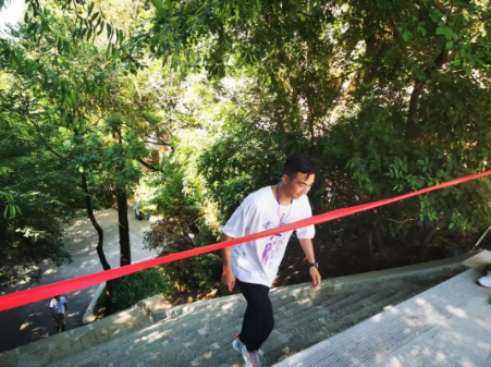 助力文旅市场 展示产投风采——市产投集团组织开展员工登山比赛活动(图8) 助力文旅市场 展示产投风采——市产投集团组织开展员工登山比赛活动(图8)